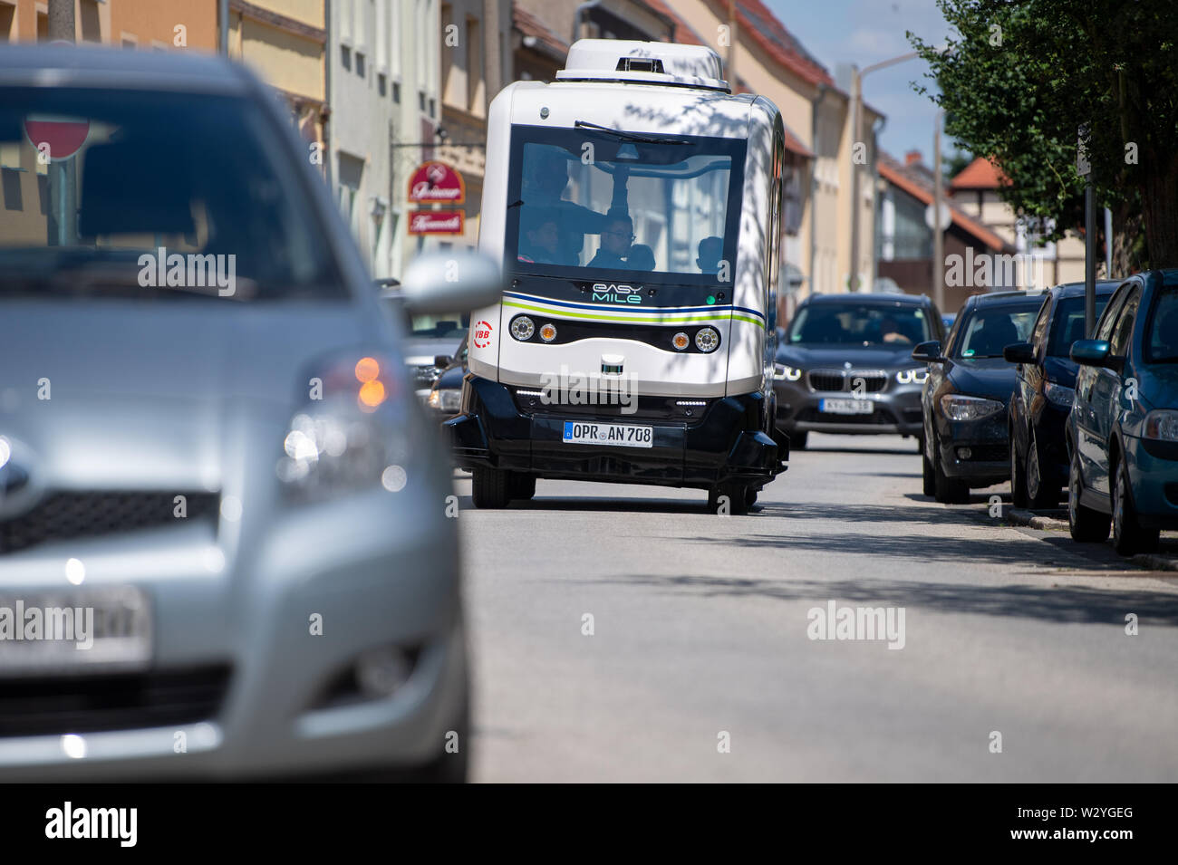 Berlin, Allemagne. 11 juillet, 2019. La récolteuse facile mille lecteurs ez10 minibus sur sa piste de test à une conférence de presse. Le bus électrique dispose de six places et est jusqu'à 15 kilomètres à l'heure rapide. Selon la Société de développement régional de l'Amérique du Brandebourg (REG), il arrivera à la première arrête de la ville lundi prochain. Credit : Monika Skolimowska/dpa-Zentralbild/ZB/dpa/Alamy Live News Banque D'Images