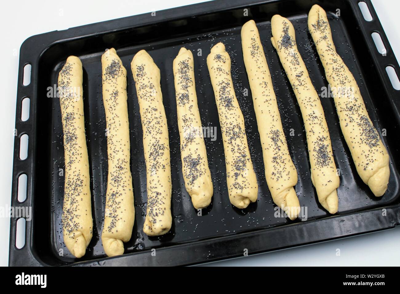 Bagels aux graines de pavot préparé pour la cuisson Banque D'Images