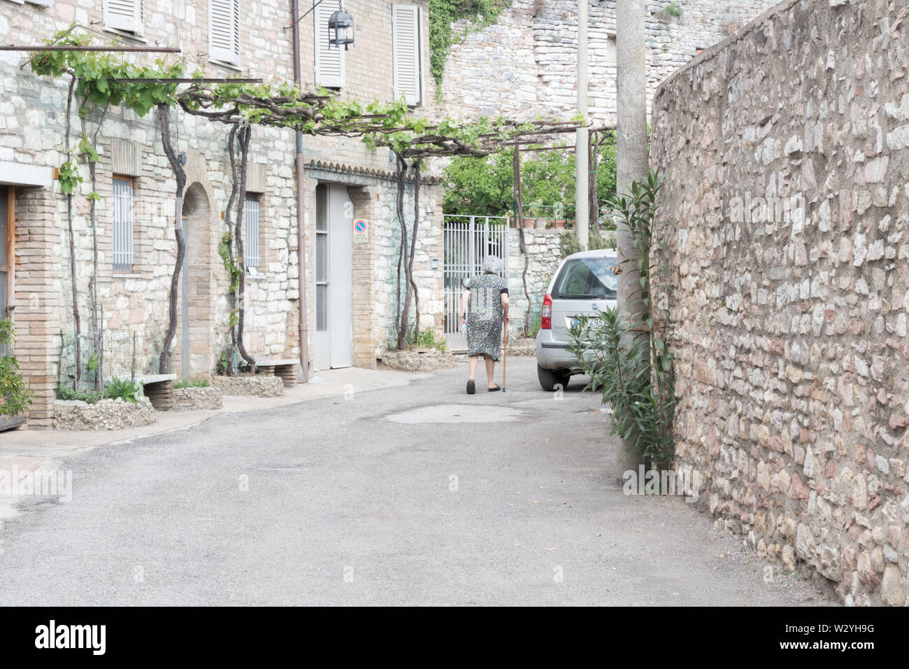 Vieille Femme italienne se promenant dans le Village Banque D'Images