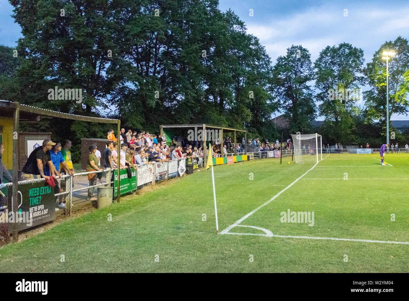 Fans et spectateurs debout derrière le but anglais terrasse au terrain de football de ligue inférieure Banque D'Images