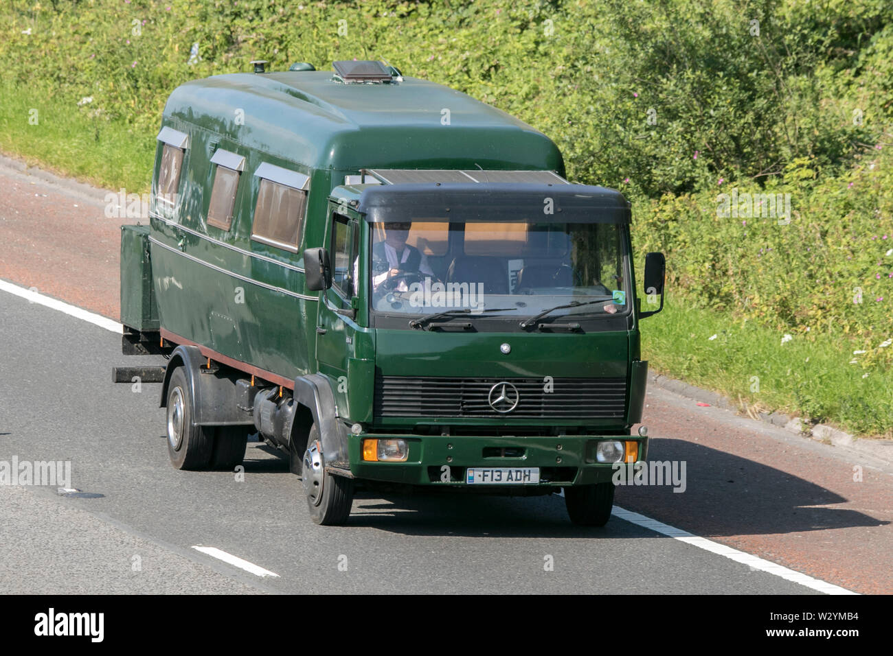 Vintage Classic restauré véhicules voitures voyageant sur l'autoroute M6 à la Leighton Hall car show dans Carnforth, Lancaster, UK Banque D'Images