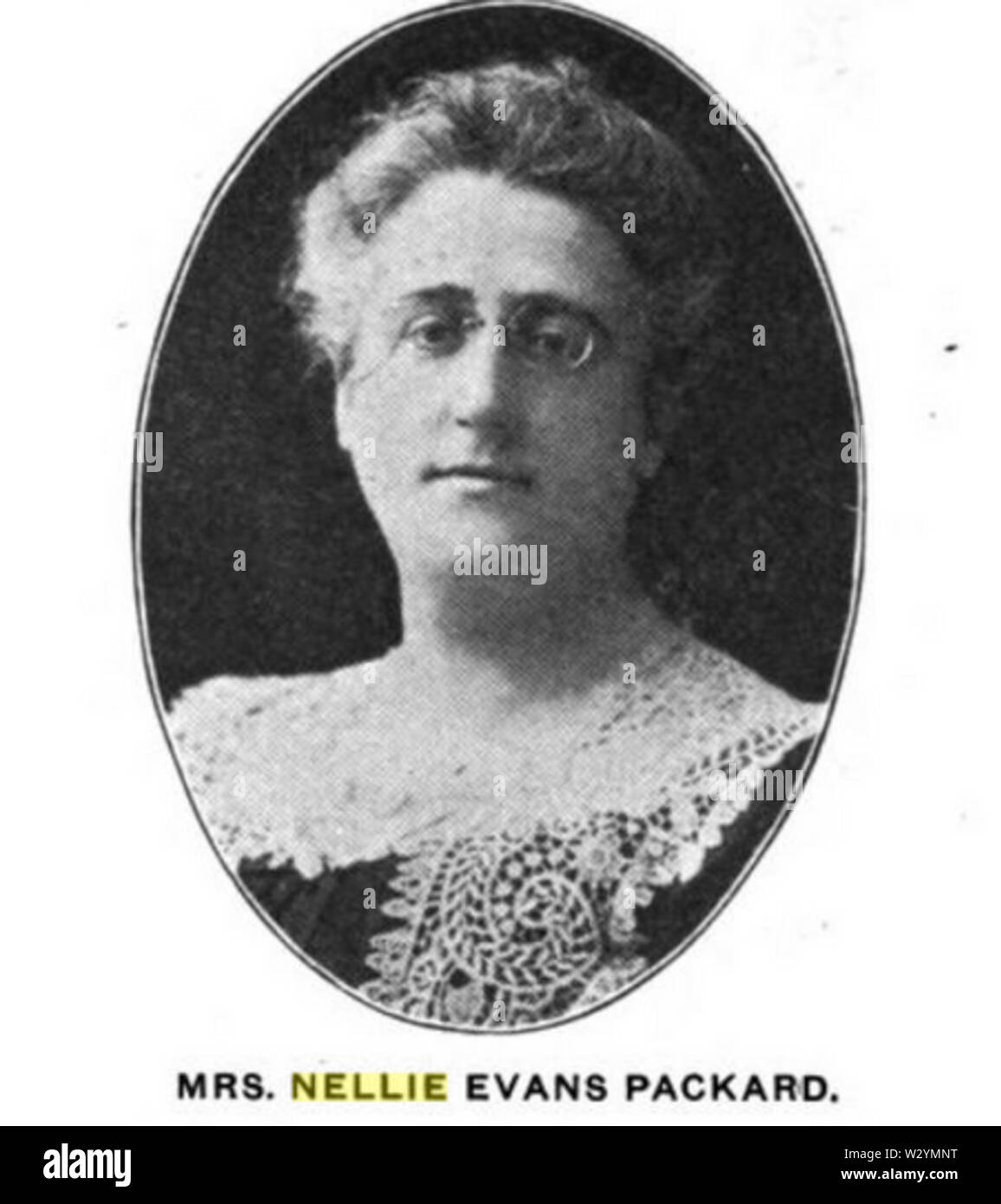 Portrait ovale de plus femme blanche, portant des lunettes et les perles. Banque D'Images