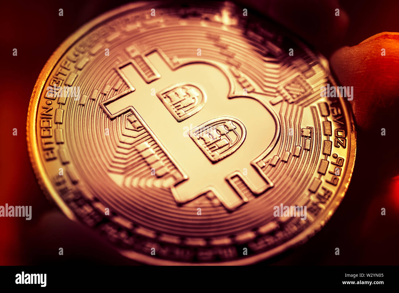 Bitcoin, monnaie holding doigt monnaie virtuelle Banque D'Images