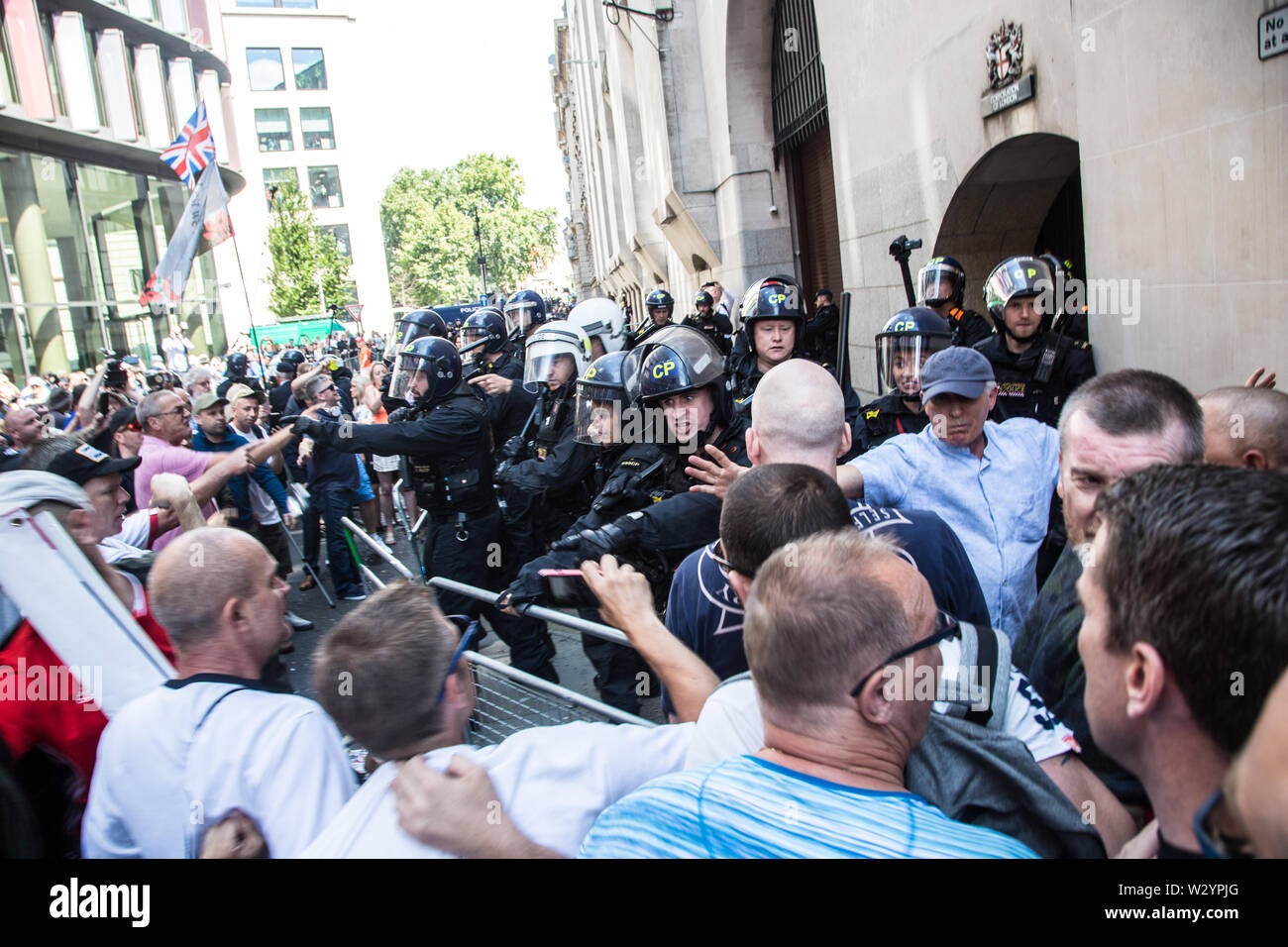London UK 11 juillet 2019 Scènes de colère entre la police et des partisans à l'extérieur de l'Old Bailey après la condamnation de Tommy Robinson à neuf mois de prison pour outrage au tribunal. Banque D'Images