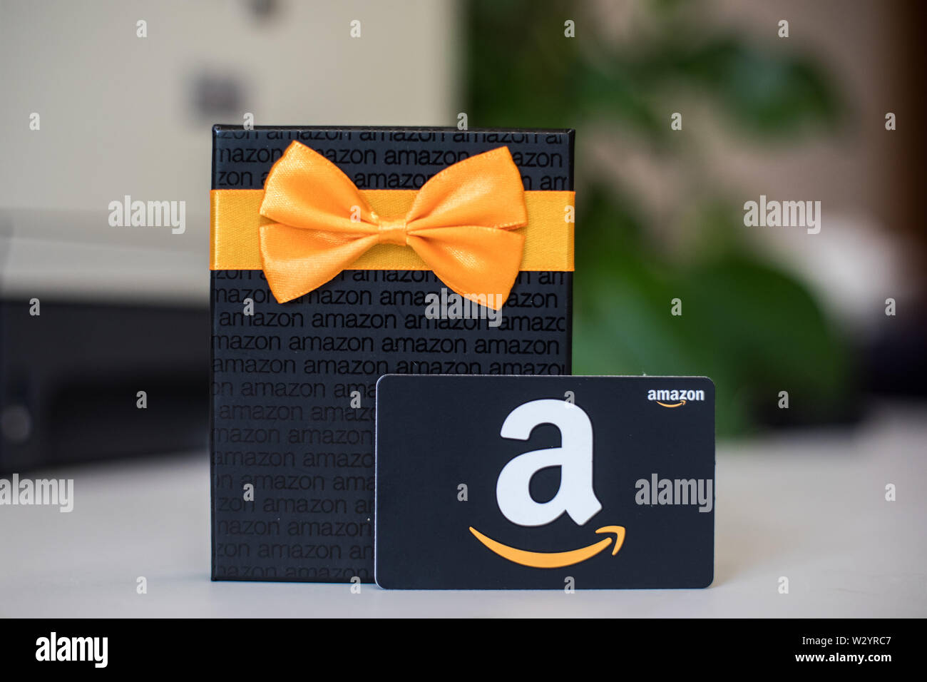 Washington, D.C. / USA - 10 juillet 2019 : une carte-cadeau de 50 $ Amazon  permet au bénéficiaire d'acheter des éléments de l'Amazon.com site web  Photo Stock - Alamy