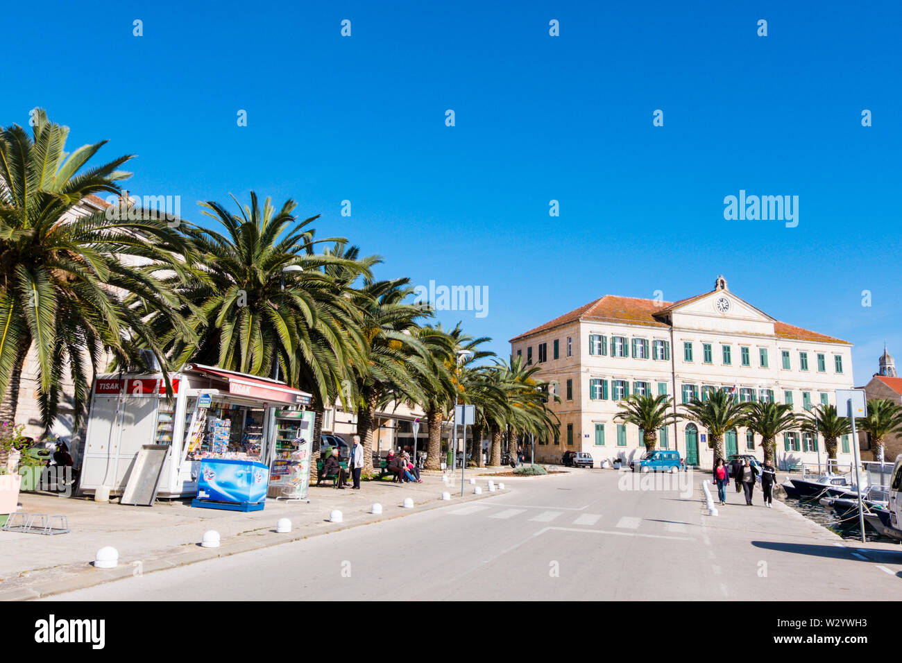 Obala 2, station street, Vela Luka, l'île de Korcula, Dalmatie, Croatie Banque D'Images