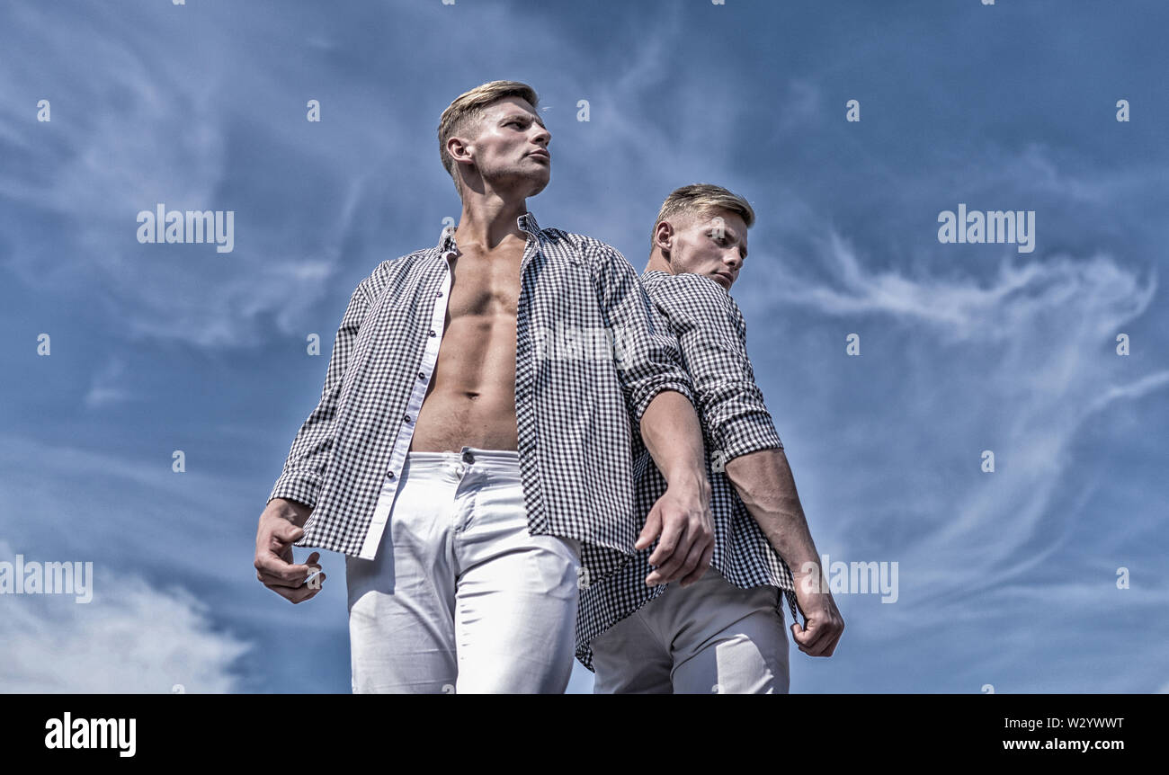 Mode et vetements pour homme concept. Freres jumeaux parait attrayante. Les hommes portent des chemises meme athlete solide. Similaire a la mode. Hommes freres jumeaux gars muscle posing in shirts fon...