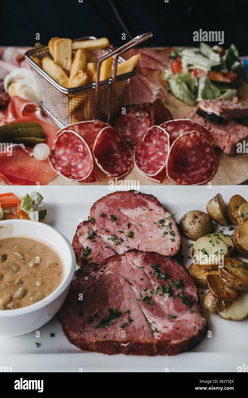 Le Luxembourgeois traditionnels lave Judd mat Gaardebounen, collier