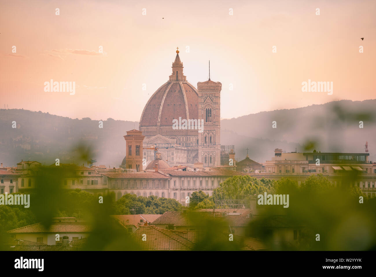 La cathédrale de Florence, le dôme de Brunelleschi et La Tour de Giotto comme vu à partir d'une collision latérale inhabituelles. La toscane, italie Banque D'Images