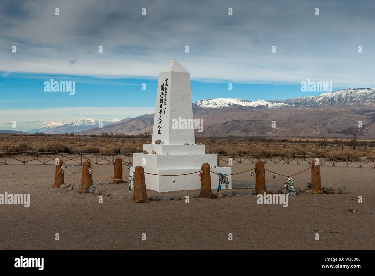 Cimetière à Manzanar National Historic Site dans la partie Est de la Sierra. Camp d'enterrement au cours de la DEUXIÈME GUERRE MONDIALE, 10 000 Américains d'origine japonaise ont été emprisonnés ici de Banque D'Images