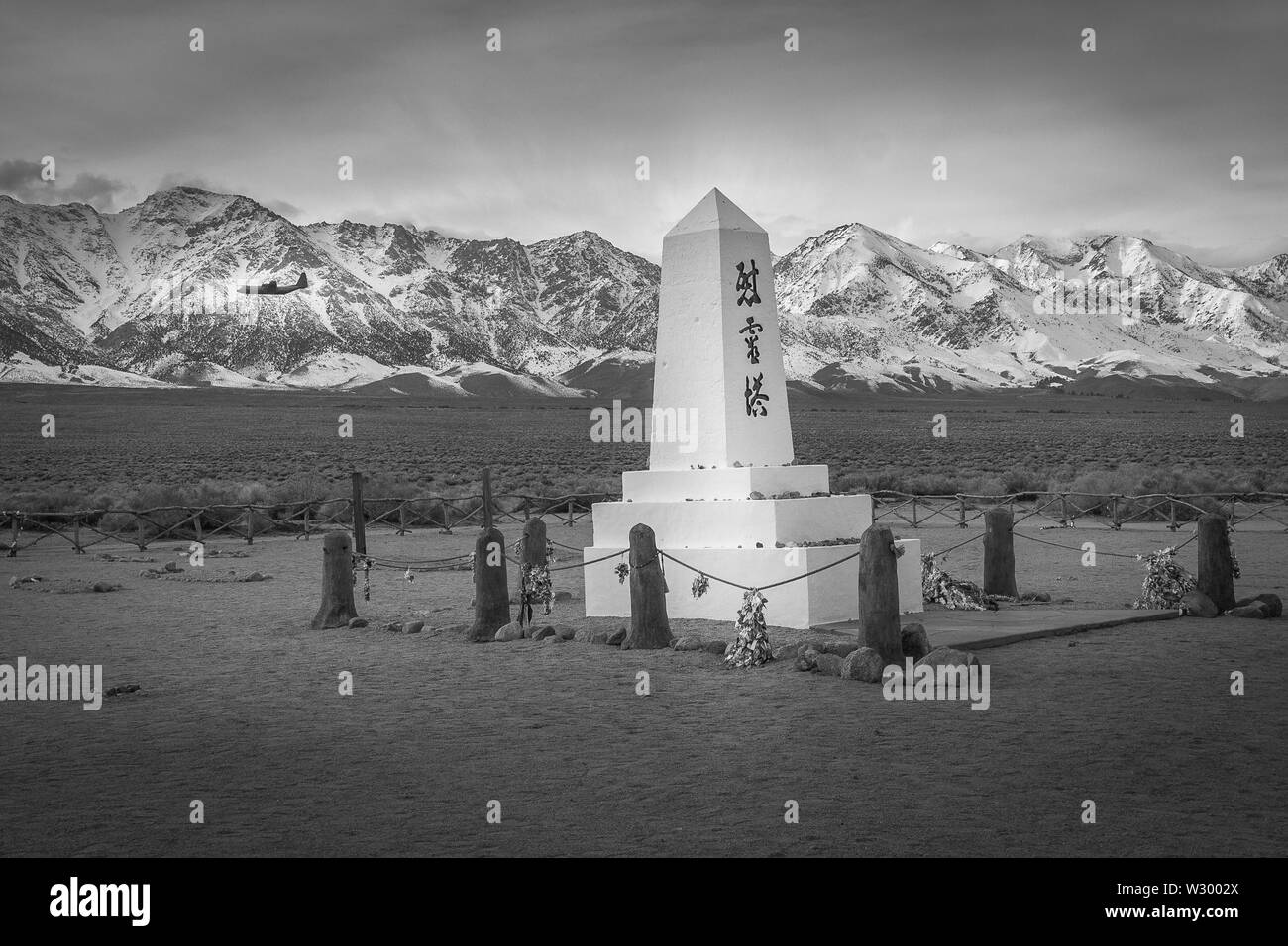 Cimetière à Manzanar National Historic Site dans la partie Est de la Sierra. Camp d'enterrement au cours de la DEUXIÈME GUERRE MONDIALE, 10 000 Américains d'origine japonaise ont été emprisonnés ici de Banque D'Images
