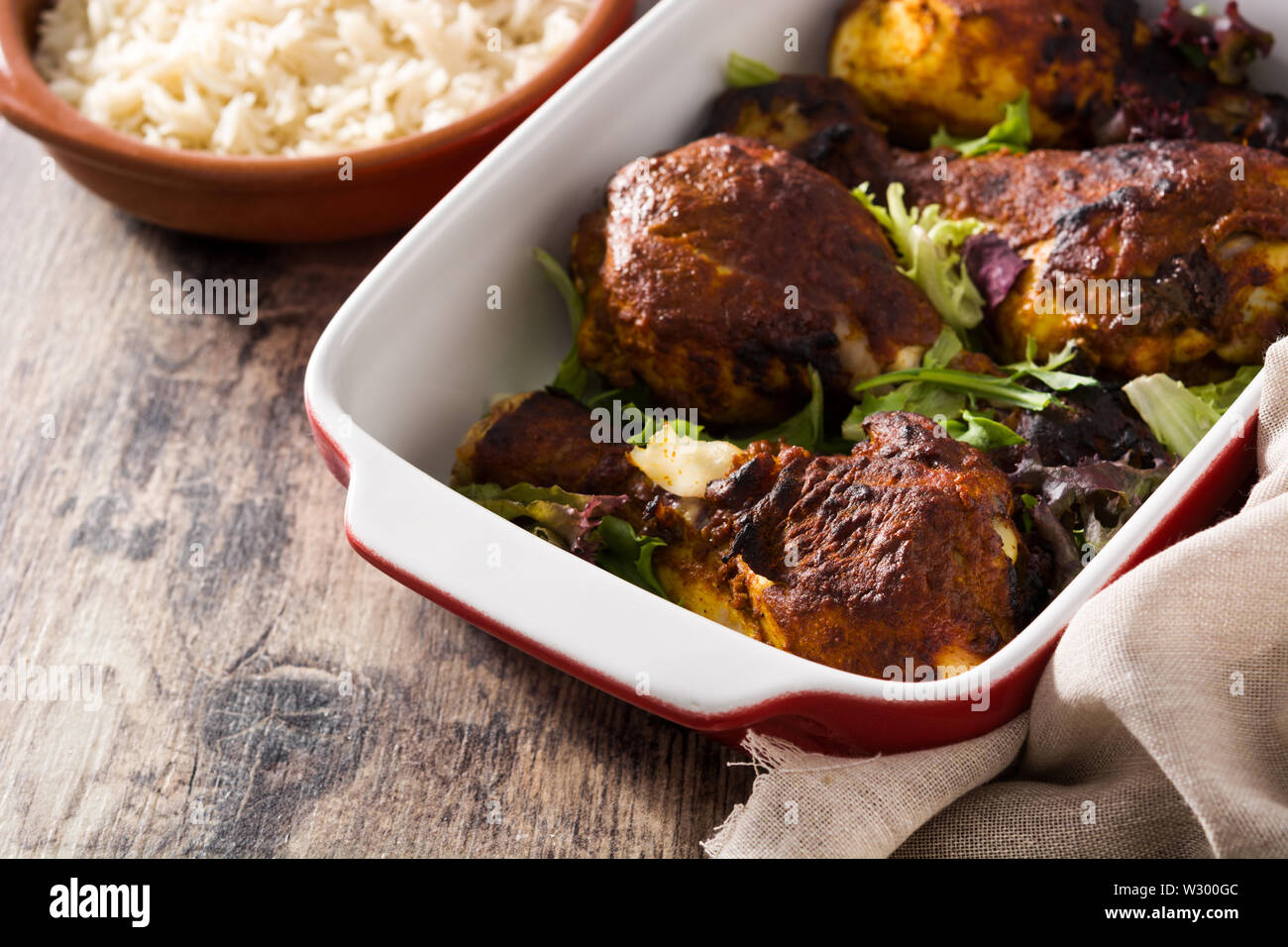 Poulet tandoori grillés avec du riz basmati sur table en bois Banque D'Images