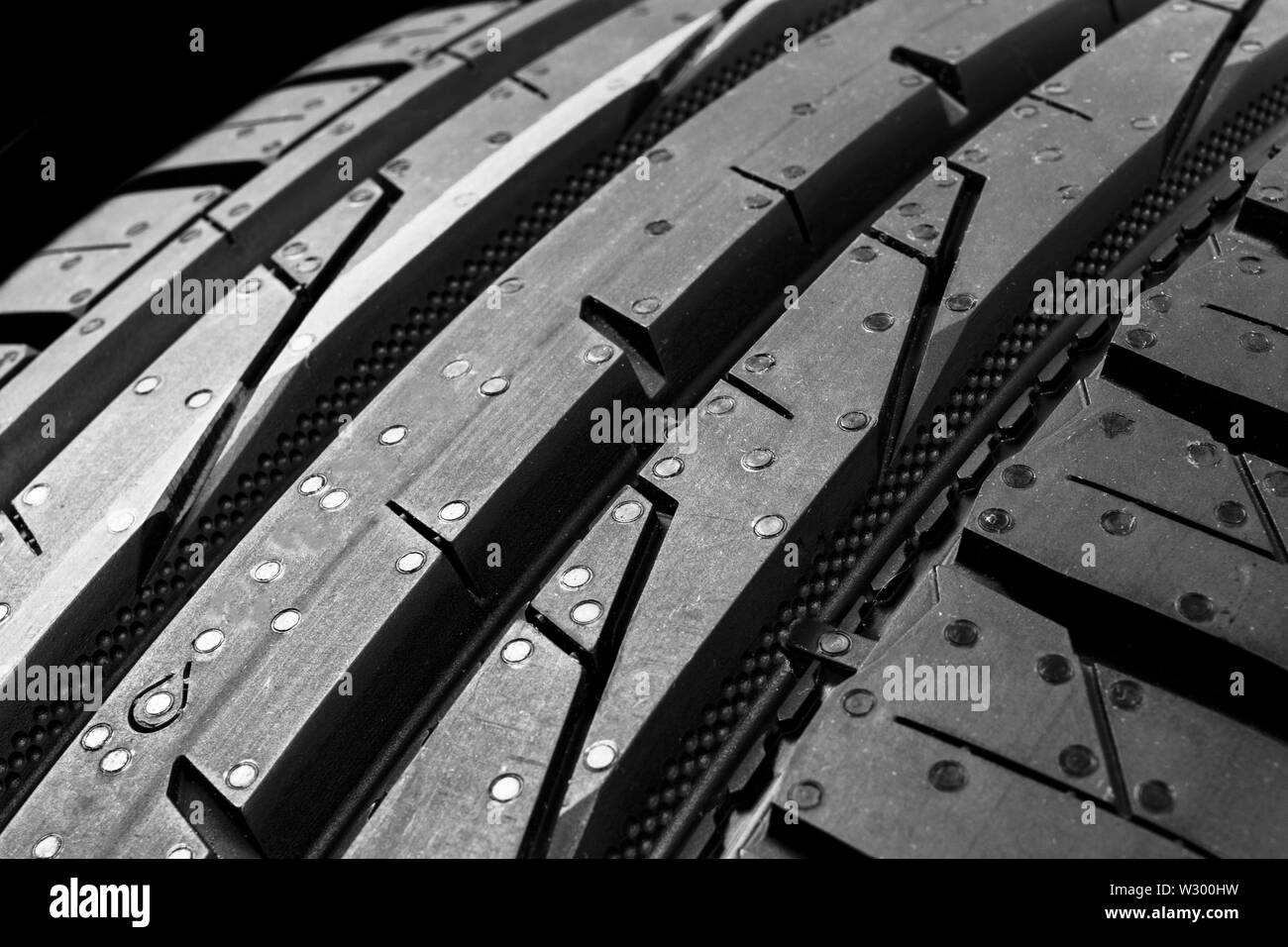Portrait d'un ensemble de pneus d'été sur fond noir. Pile de pneus arrière-plan. Pneu de voiture protector close up. Pneu en caoutchouc noir. Tout nouveau tir voiture Banque D'Images
