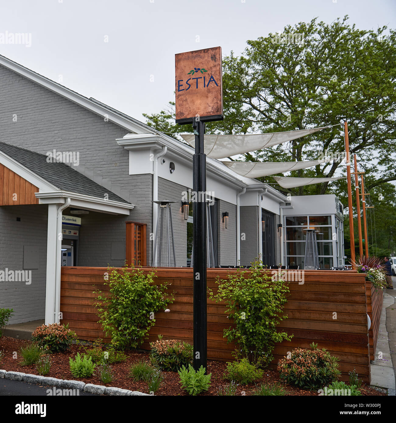Falmouth, MA - le 15 juin 2019 : Estia restaurant sur Main Street sert une cuisine grecque classique avec une touche moderne. Banque D'Images