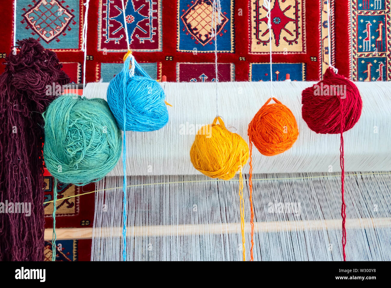 Pour tissage sur métier à tisser tapis et pelote de laine colorée vue  rapprochée Photo Stock - Alamy