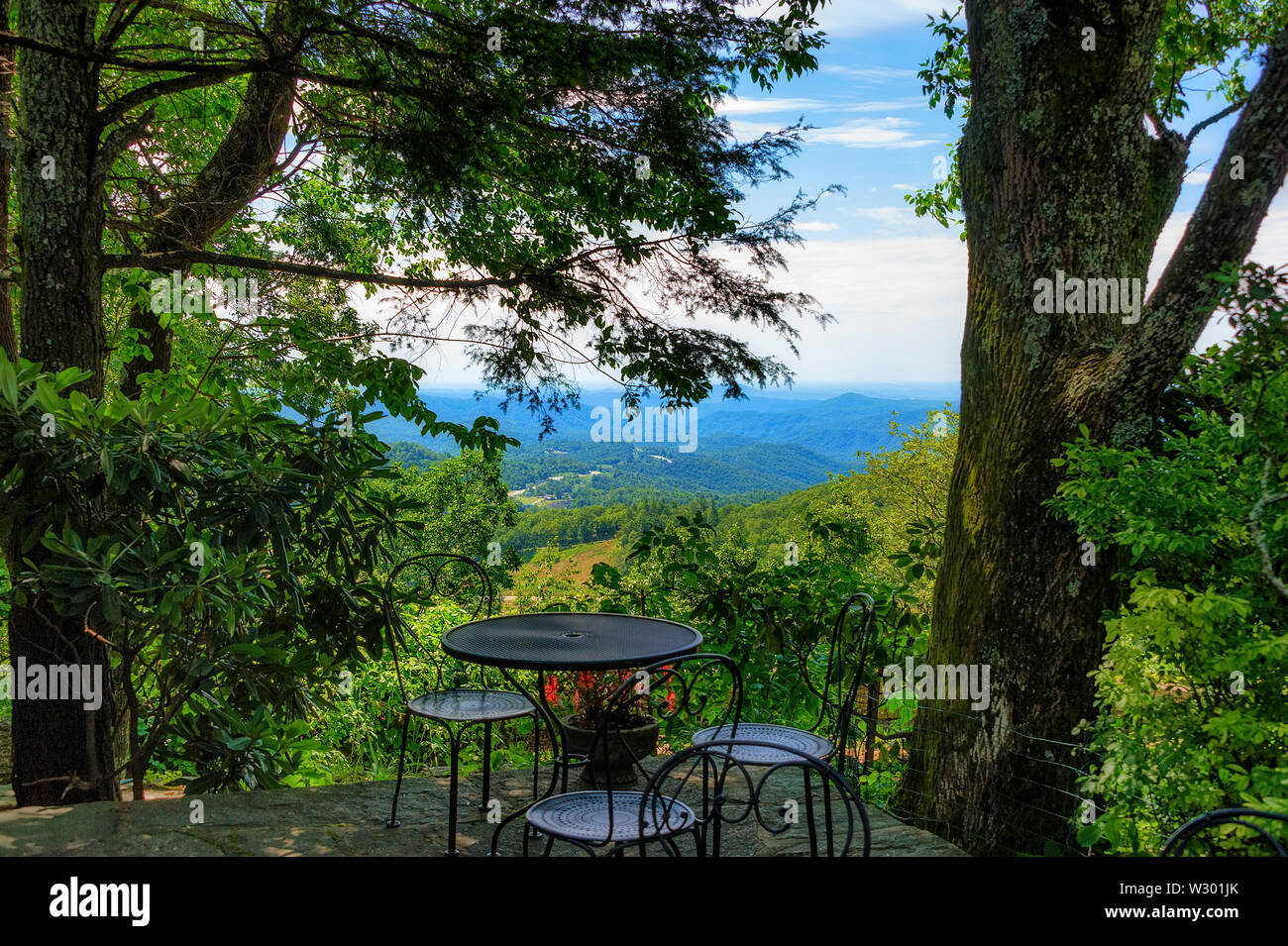 Invitant les table et chaises donnant sur la vaste vue sur vallée et montagnes dans Blowing Rock Park. Banque D'Images