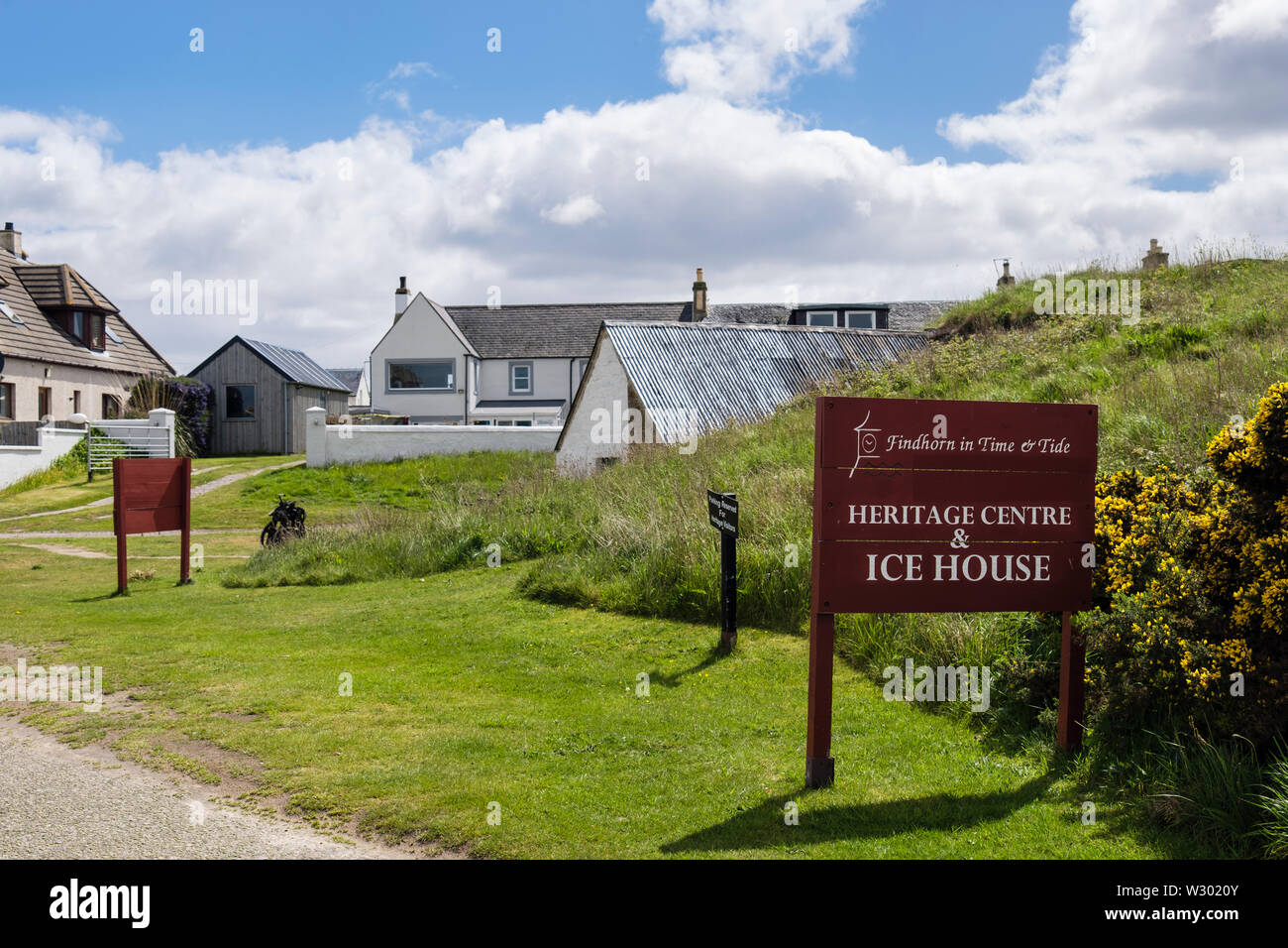 Centre du patrimoine mondial et l'Ice House sign in village de Findhorn, Moray, Écosse, Royaume-Uni, Angleterre Banque D'Images
