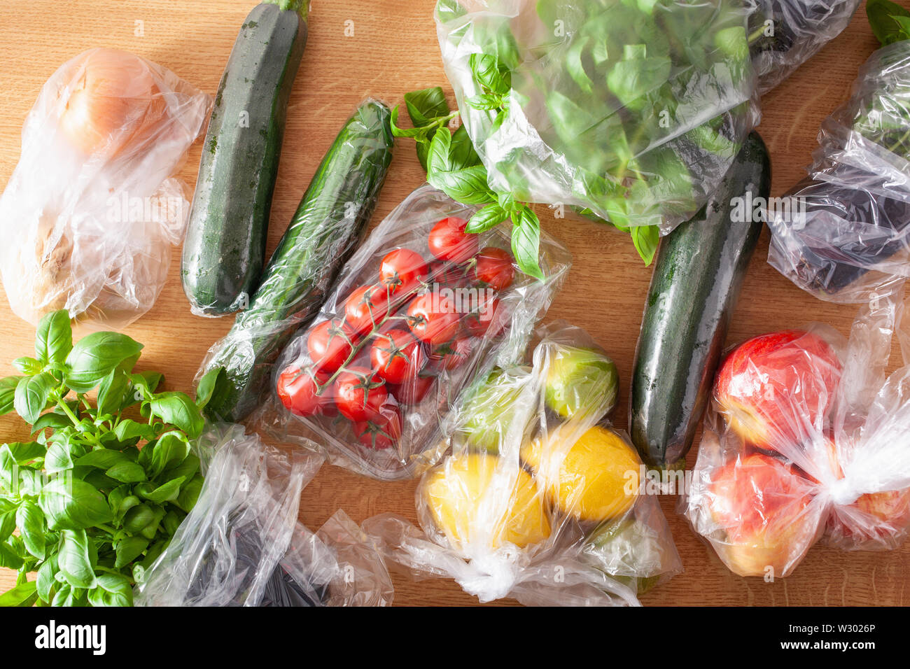 Emballages en plastique à usage unique question. les fruits et légumes dans des sacs en plastique Banque D'Images