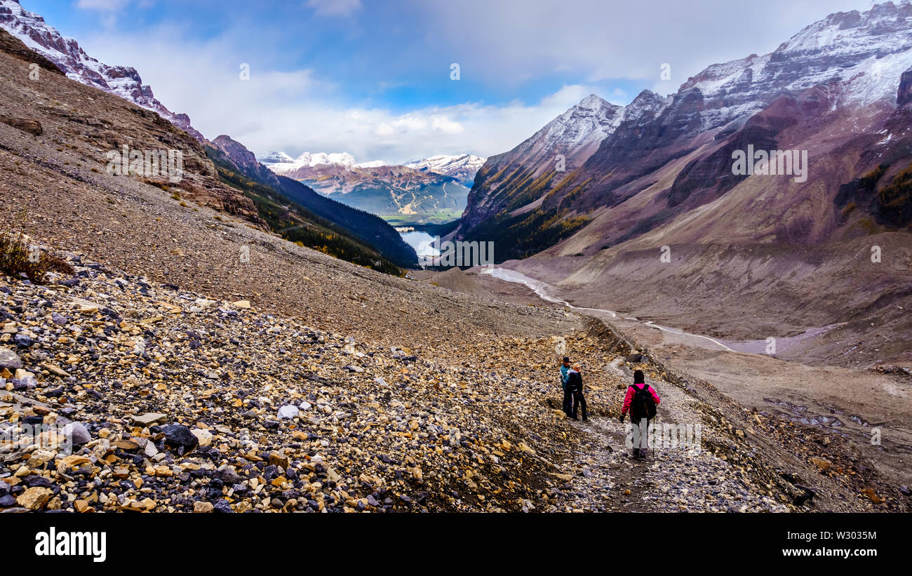 La randonnée des aînés des moraines de la Glacier Victoria à partir de la plaine des Six Glaciers Tea House à l'Six-Glaciers à Lake Louise, Banff National Park Banque D'Images