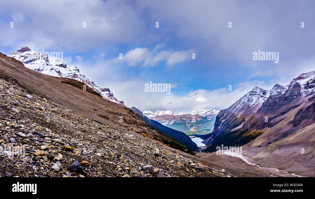 Montagnes entourant les moraines du Glacier Victoria sur le sentier de randonnée de la plaine des Six Glaciers au lac Louise, dans le parc national Banff, Alberta Banque D'Images