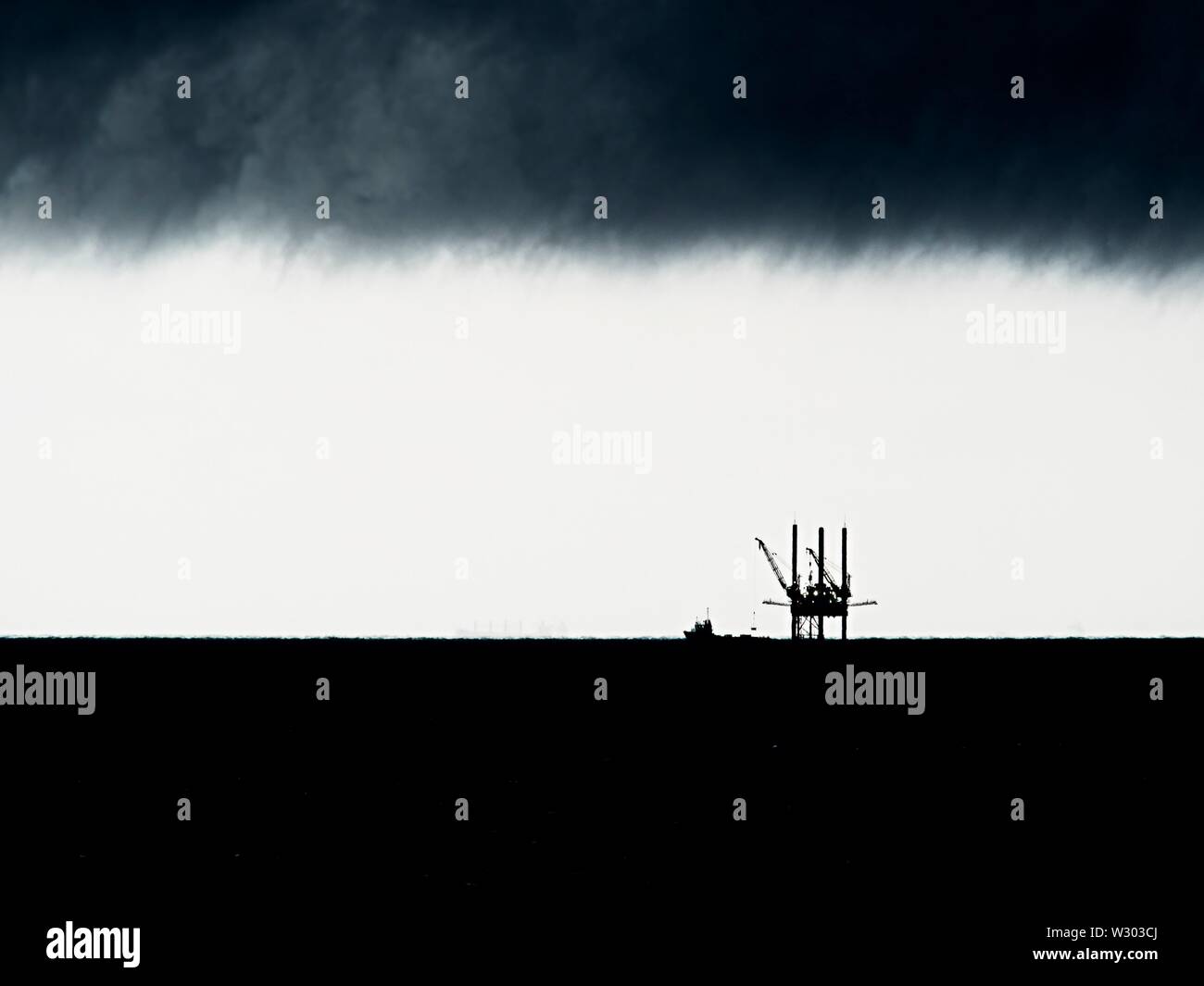 Gulf Shores, AL USA - 05/09/2019 - Plate-forme d'huile avec les nuages de tempête 2 Banque D'Images