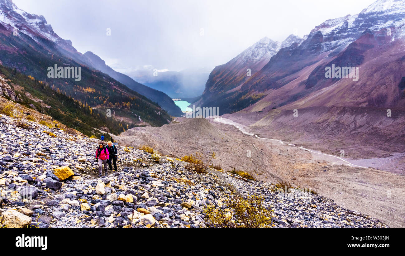 La randonnée des aînés des moraines de la Glacier Victoria à partir de la plaine des Six Glaciers Tea House à l'Six-Glaciers à Lake Louise, Banff National Park Banque D'Images