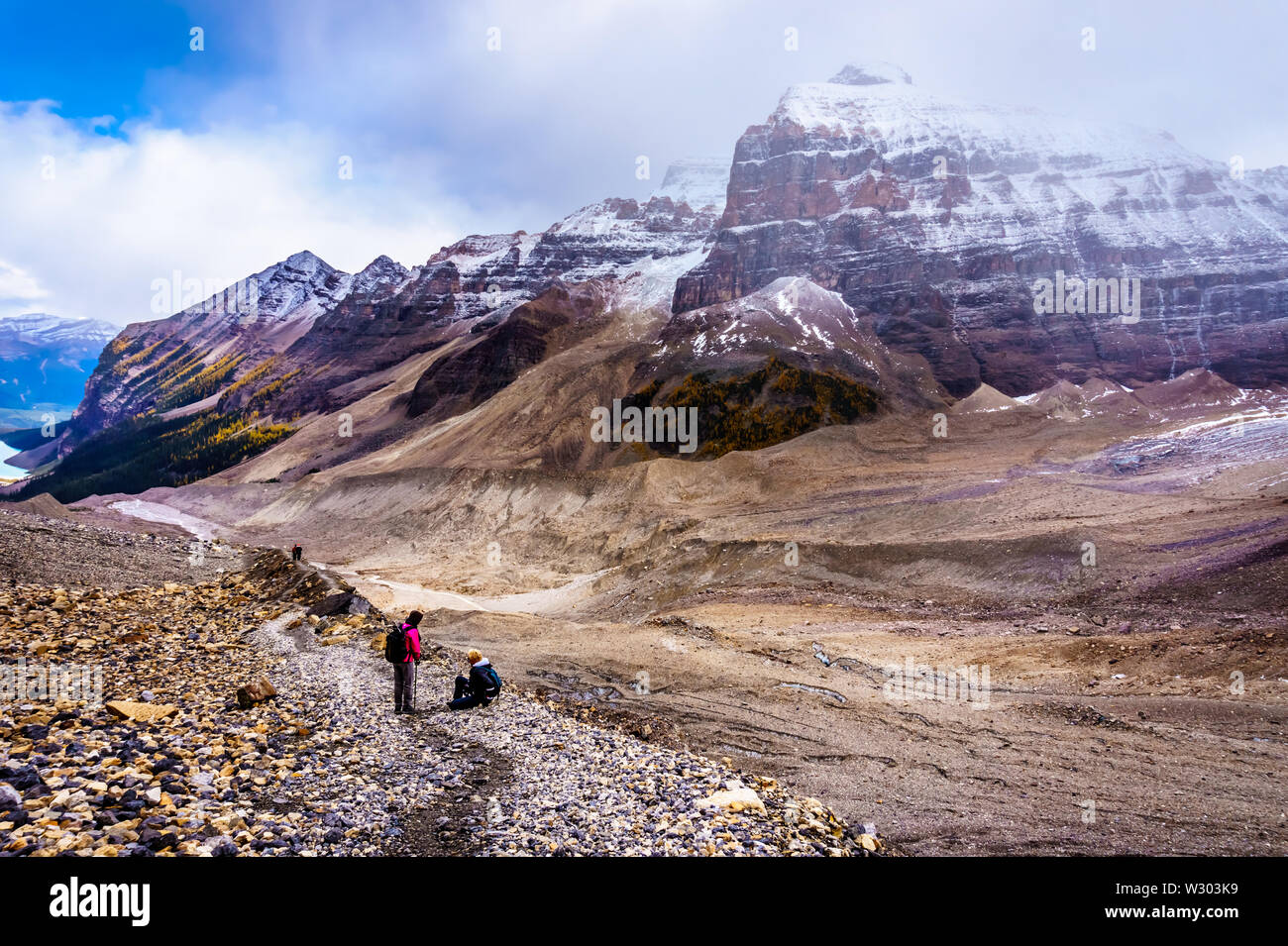 La randonnée des aînés des moraines de la Glacier Victoria à partir de la plaine des Six Glaciers Tea House à l'Six-Glaciers à Lake Louise, Banff National Park Banque D'Images