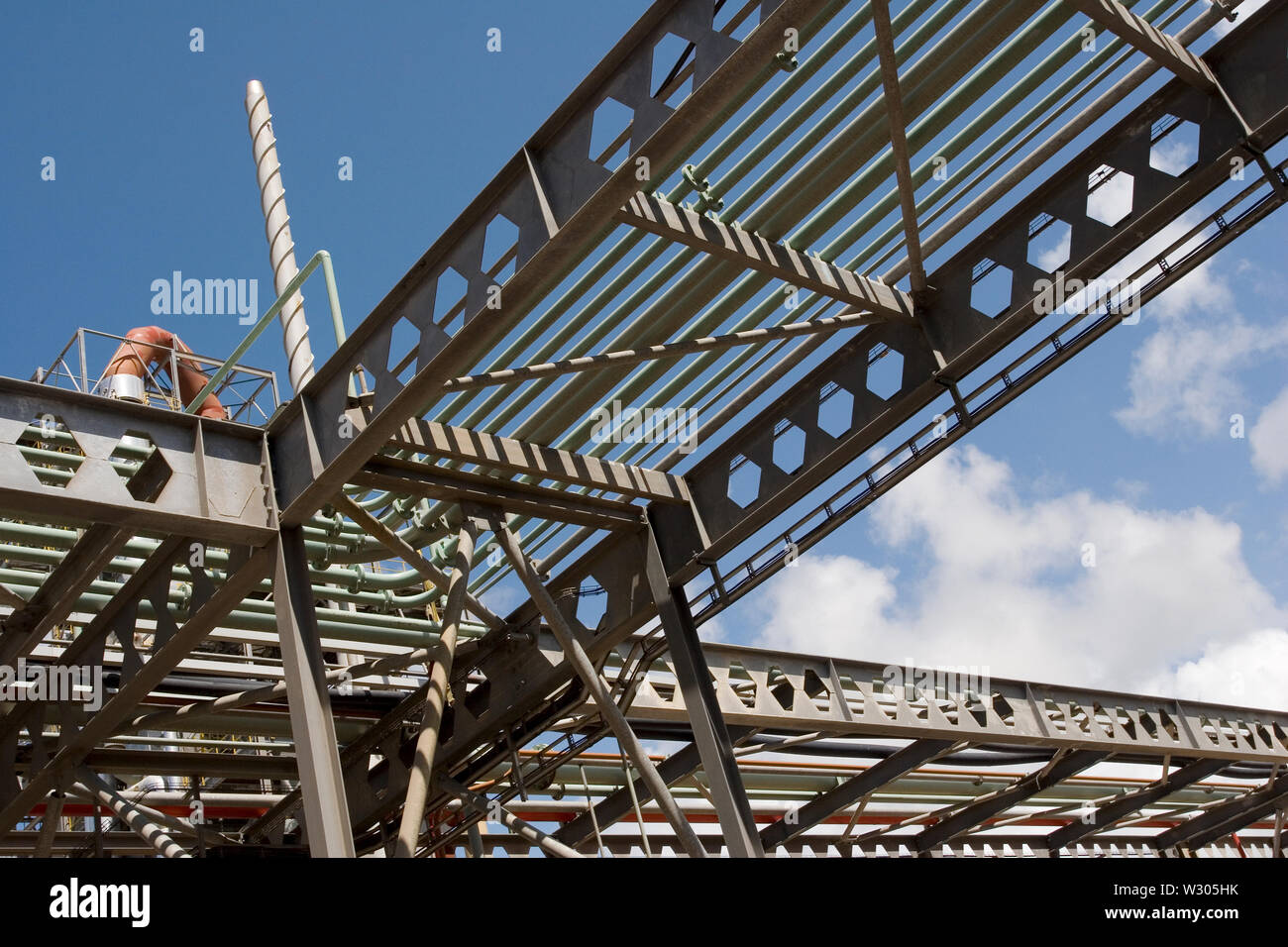 Exploitation minière, gestion et transport des sables bitumineux en titane. Vue abstraite du statif jusqu'à une partie de la construction d'une nouvelle usine de traitement en cours de construction. Banque D'Images