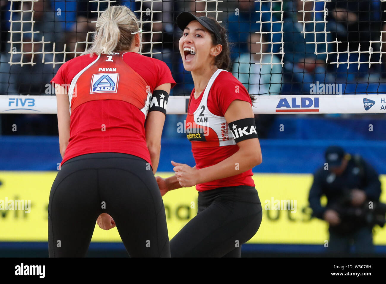 5 juillet 2019 Hambourg, Allemagne Wolrd Championship Beachvolleybal WK Beachvolleybal 2019 - Hambourg - Duitsland L-R Sarah Pavan (CAN,1), Melissa Humana défilés (CAN,2) Banque D'Images