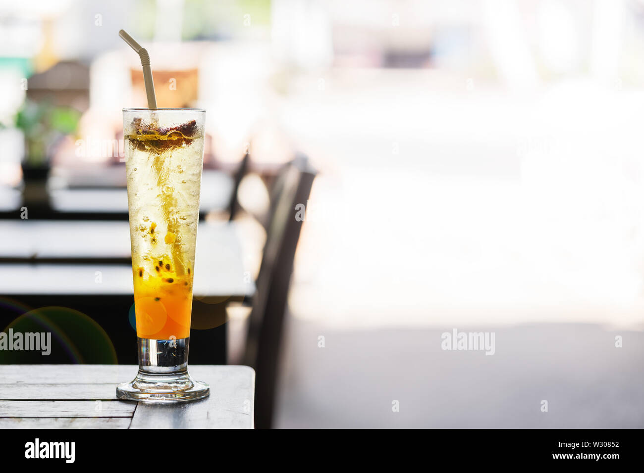 Passion Fruit Lemonade garni de Menthe et citron vert Banque D'Images