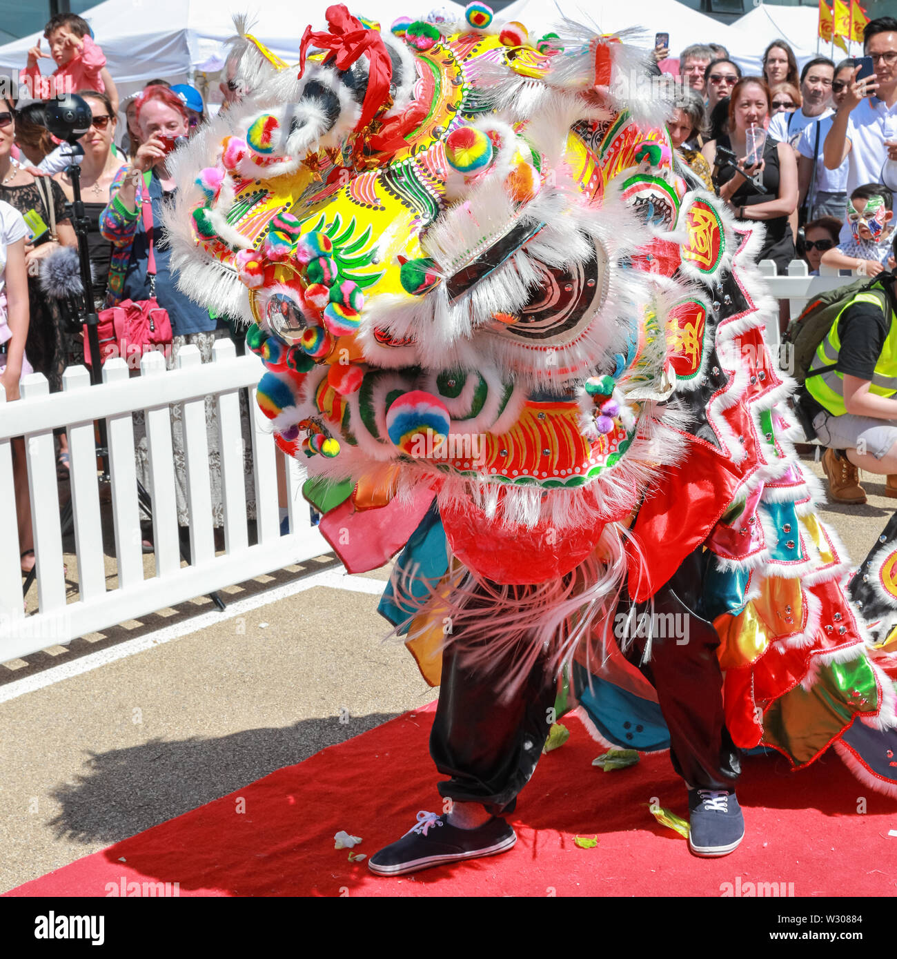 Danse du lion chinois traditionnel à Londres Hong Kong Dragon Boat Festival dans le magnifique soleil, Royal Docks à Londres, Royaume-Uni Banque D'Images