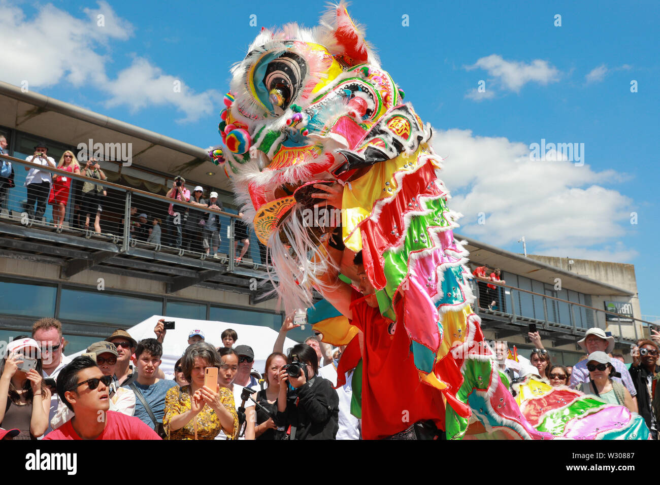 Danse du lion chinois traditionnel à Londres Hong Kong Dragon Boat Festival dans le magnifique soleil, Royal Docks à Londres, Royaume-Uni Banque D'Images