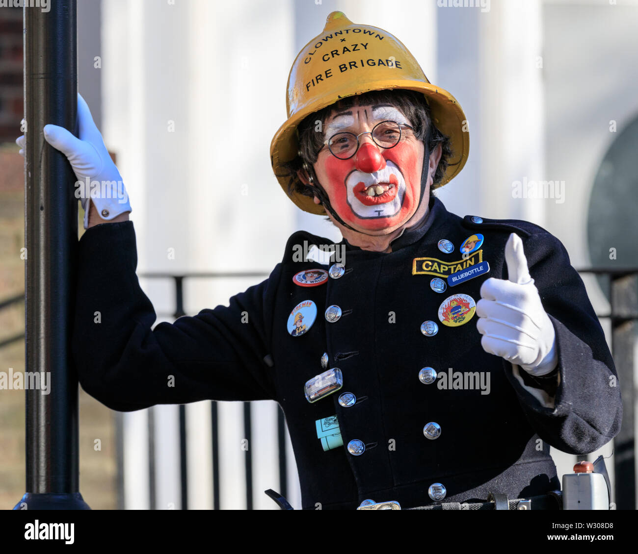 Tony Eldridge comme clown bleue, pompier de la brigade de pompiers à Clowntown Crazy Clown Grimaldi Service à Londres, Royaume-Uni Banque D'Images