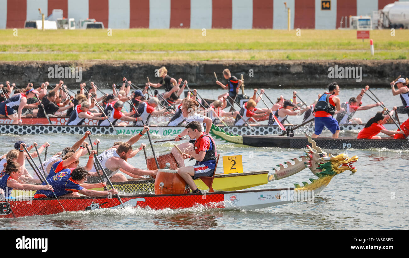 La course de bateaux-dragons les équipes s'affrontent à Londres Hong Kong Dragon Boat Festival dans le magnifique soleil, Royal Docks à Londres, Royaume-Uni Banque D'Images