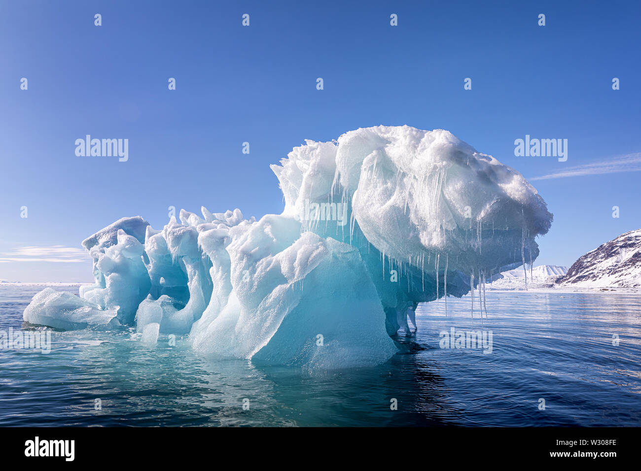 Blue Ice iceberg, formé quand un glacier veaux, flottant dans les eaux de l'arctique de Svalbard, un archipel norvégien entre la partie continentale de la Norvège et de la Ni Banque D'Images