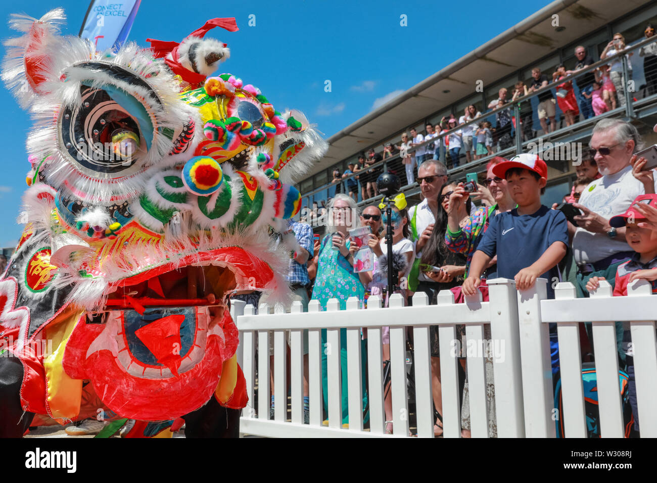Danse du lion chinois traditionnel à Londres Hong Kong Dragon Boat Festival dans le magnifique soleil, Royal Docks à Londres, Royaume-Uni Banque D'Images