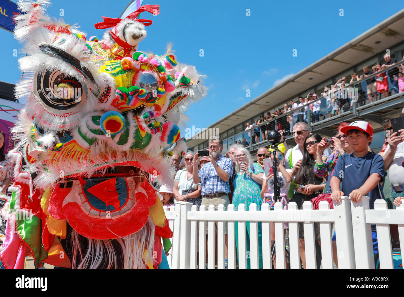 Danse du lion chinois traditionnel à Londres Hong Kong Dragon Boat Festival dans le magnifique soleil, Royal Docks à Londres, Royaume-Uni Banque D'Images