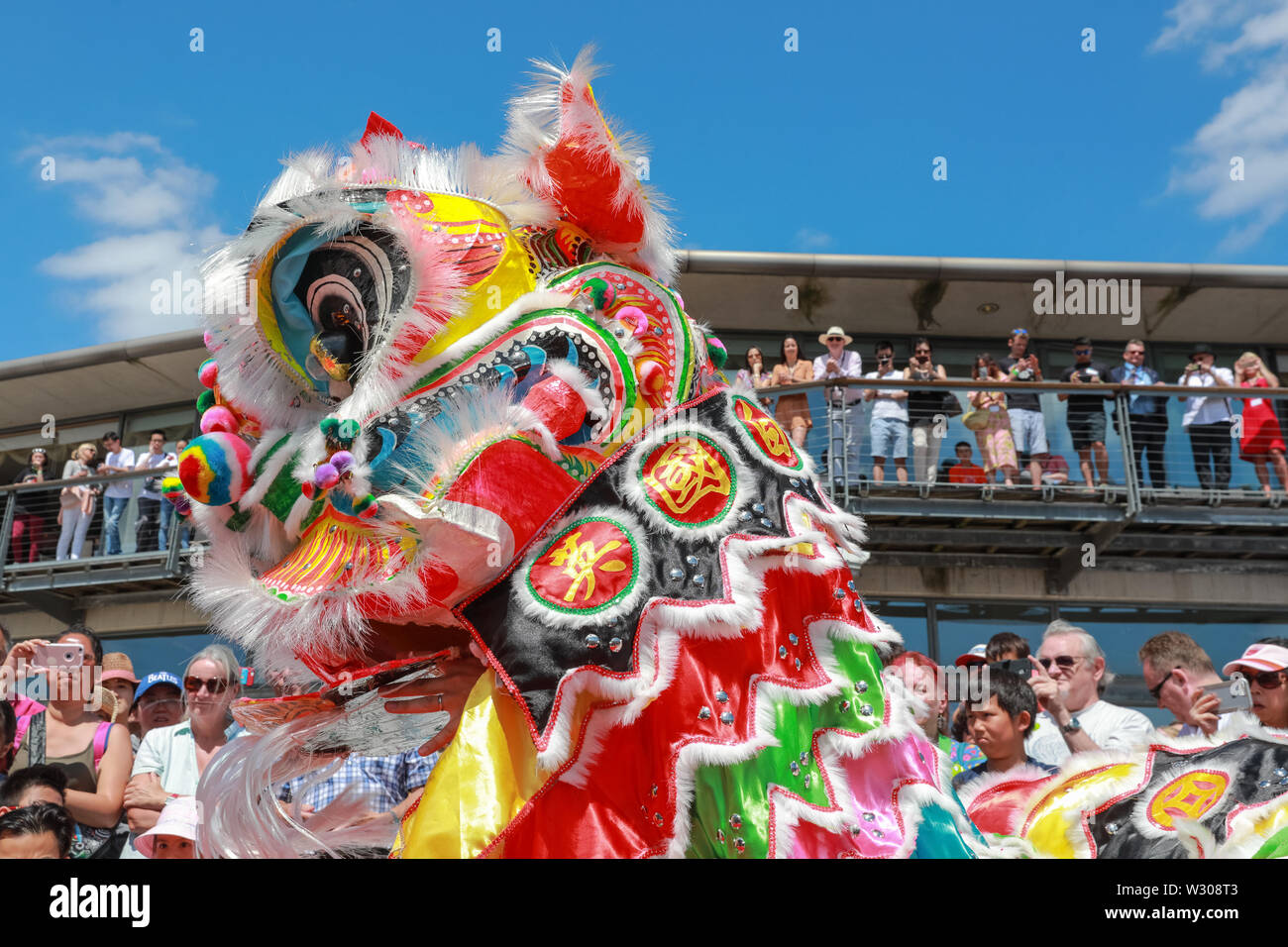 Danse du lion chinois traditionnel à Londres Hong Kong Dragon Boat Festival dans le magnifique soleil, Royal Docks à Londres, Royaume-Uni Banque D'Images