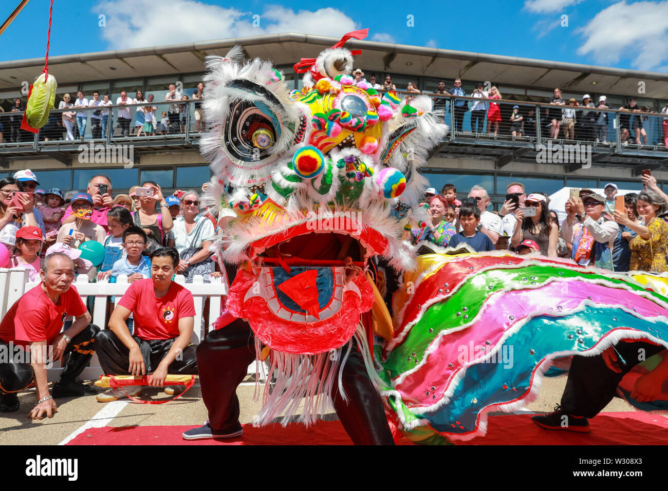Danse du lion chinois traditionnel à Londres Hong Kong Dragon Boat Festival dans le magnifique soleil, Royal Docks à Londres, Royaume-Uni Banque D'Images