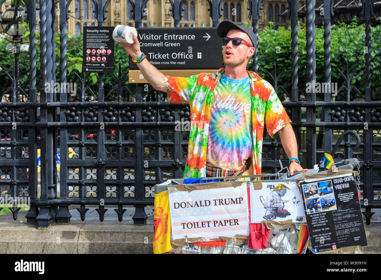 Une activiste de l'Vibevan Chan-Dog «' vend Donald Trump le papier toilette à l'extérieur du Parlement à Westminster, London, UK Banque D'Images