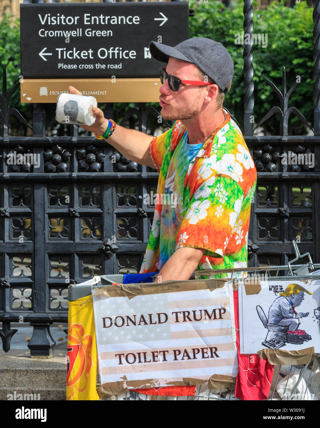 Une activiste de l'Vibevan Chan-Dog «' vend Donald Trump le papier toilette à l'extérieur du Parlement à Westminster, London, UK Banque D'Images