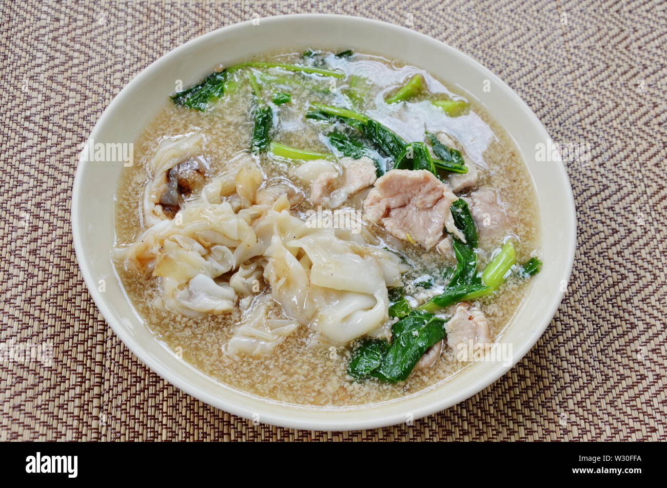 Grand avec des nouilles sautées au porc sauce sauce sur lave Banque D'Images