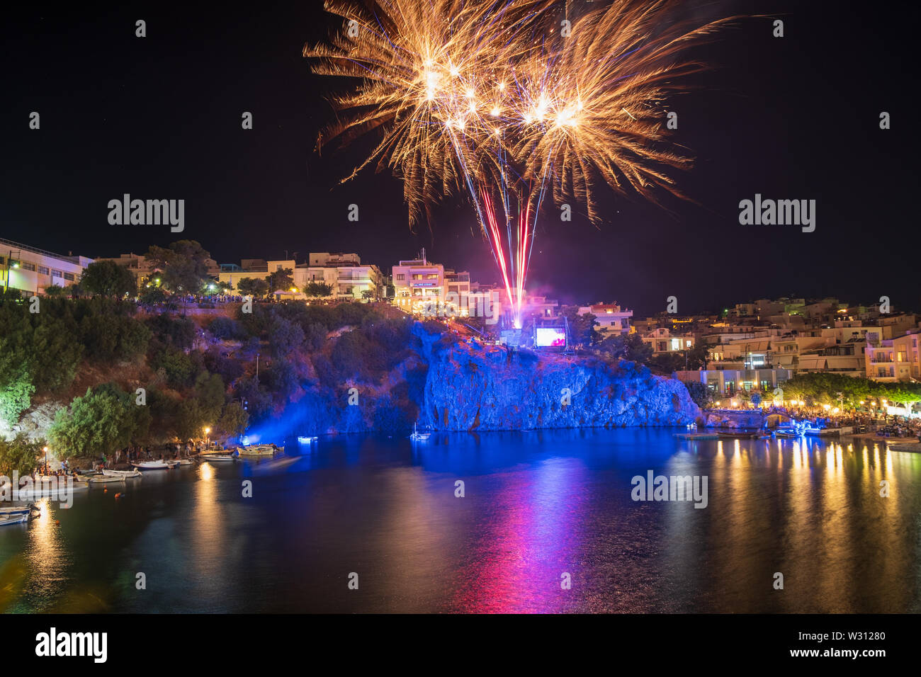 Feu d'artifice sur le lac d''Agios Nikolaos pour cliff diving, concours annuel de Crète Banque D'Images