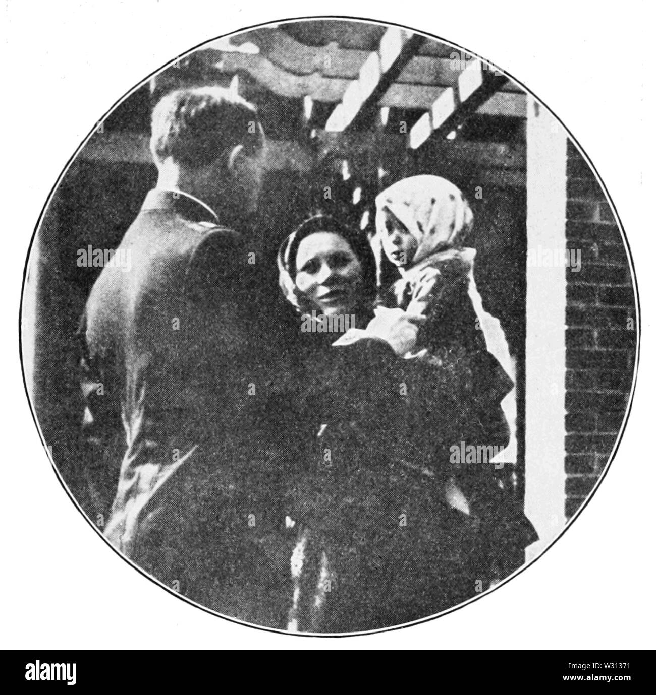 PSM V82 D011 une mère tenant son bébé pour le médecin à Ellis Island Banque D'Images