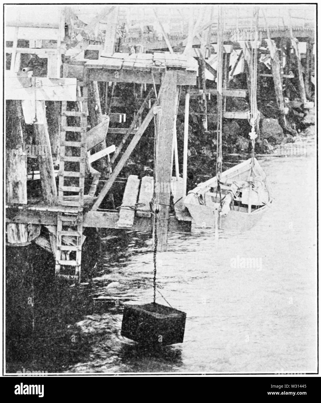 PSM V82 D550 live box en béton au-dessus de l'eau à marée basse Banque D'Images