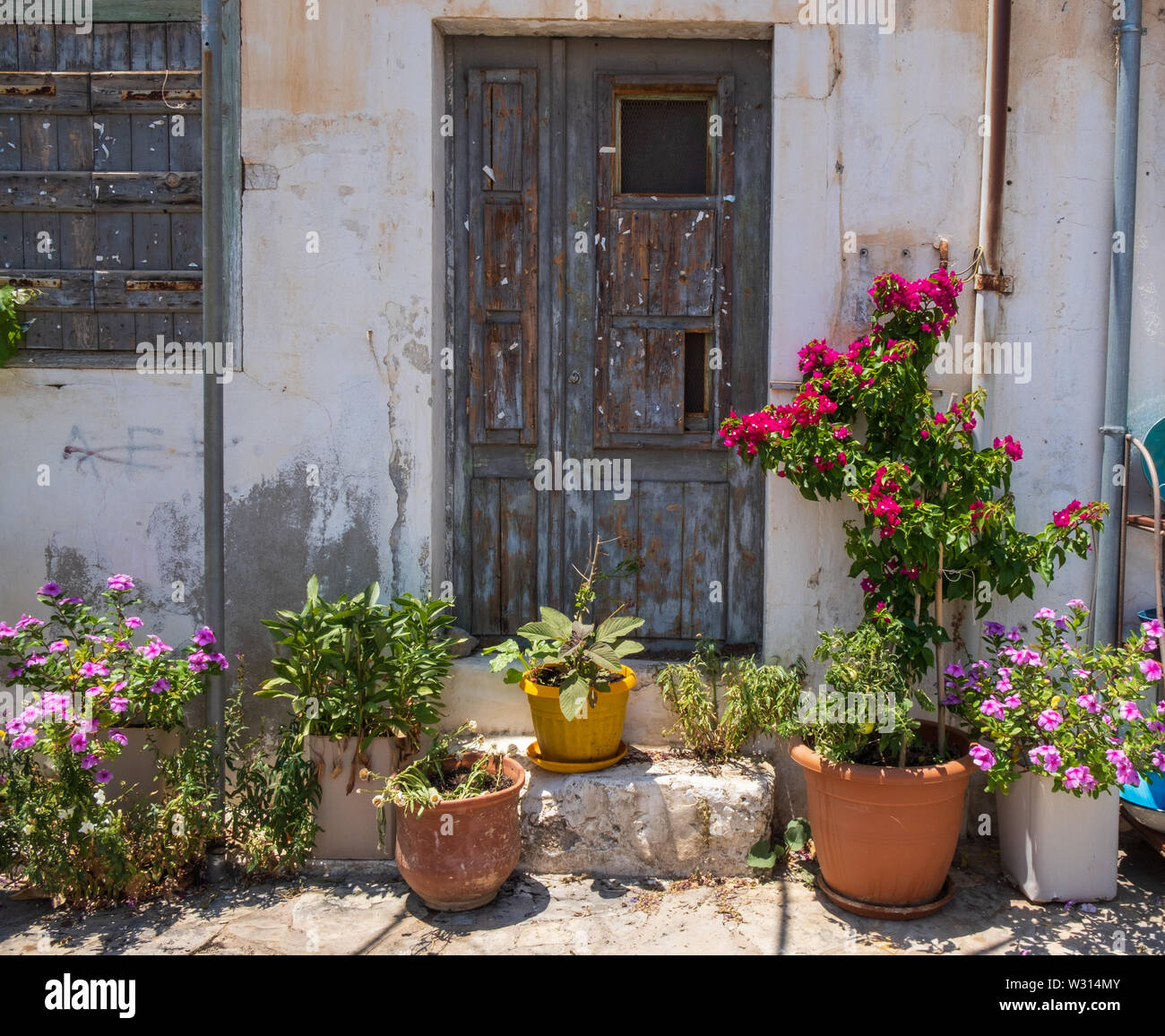 Belle porte décorée de fleurs dans le village de Kritsa, Crete Banque D'Images