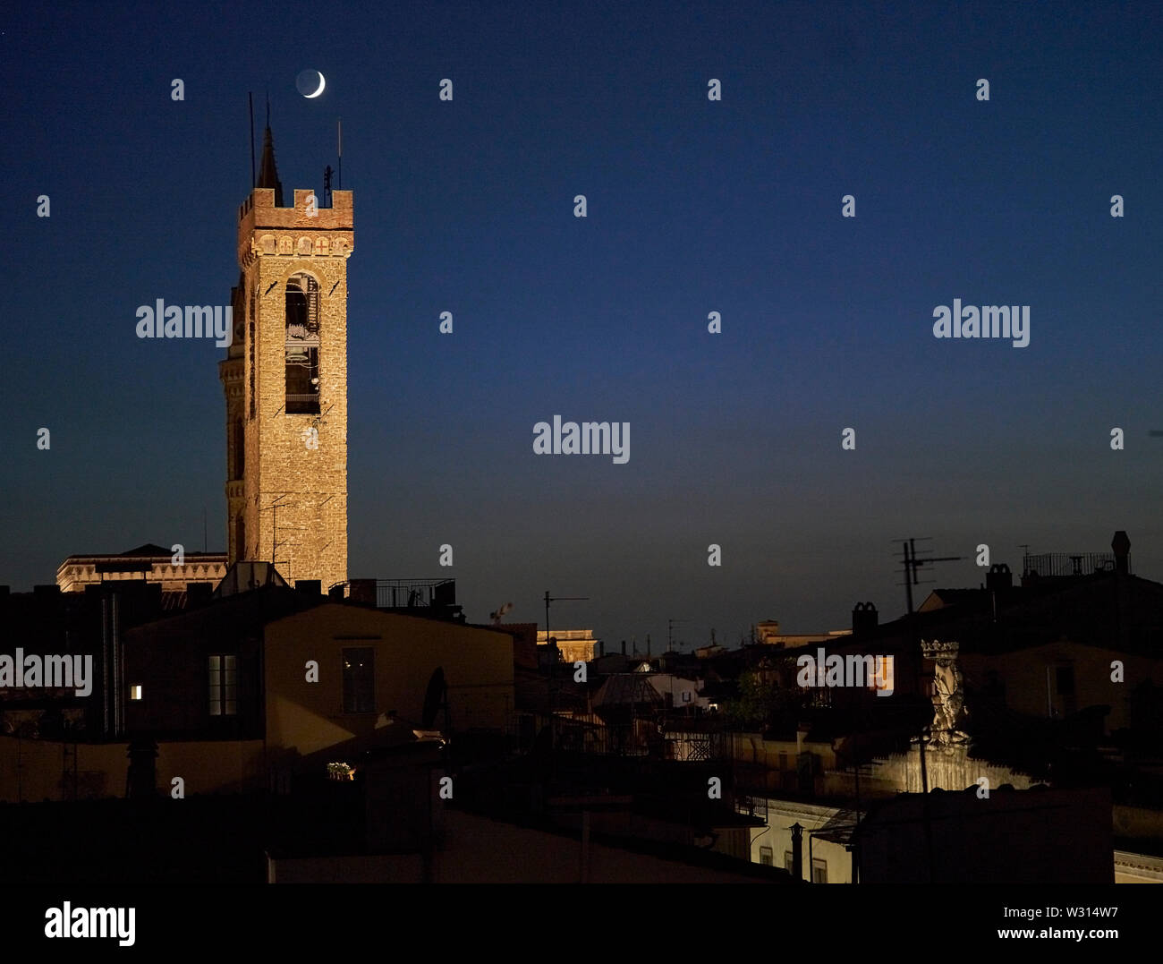 Clocher de Palazzo Vecchio à Florence Italie dans la nuit avec un croissant de lune au-dessus de la chaise. Banque D'Images