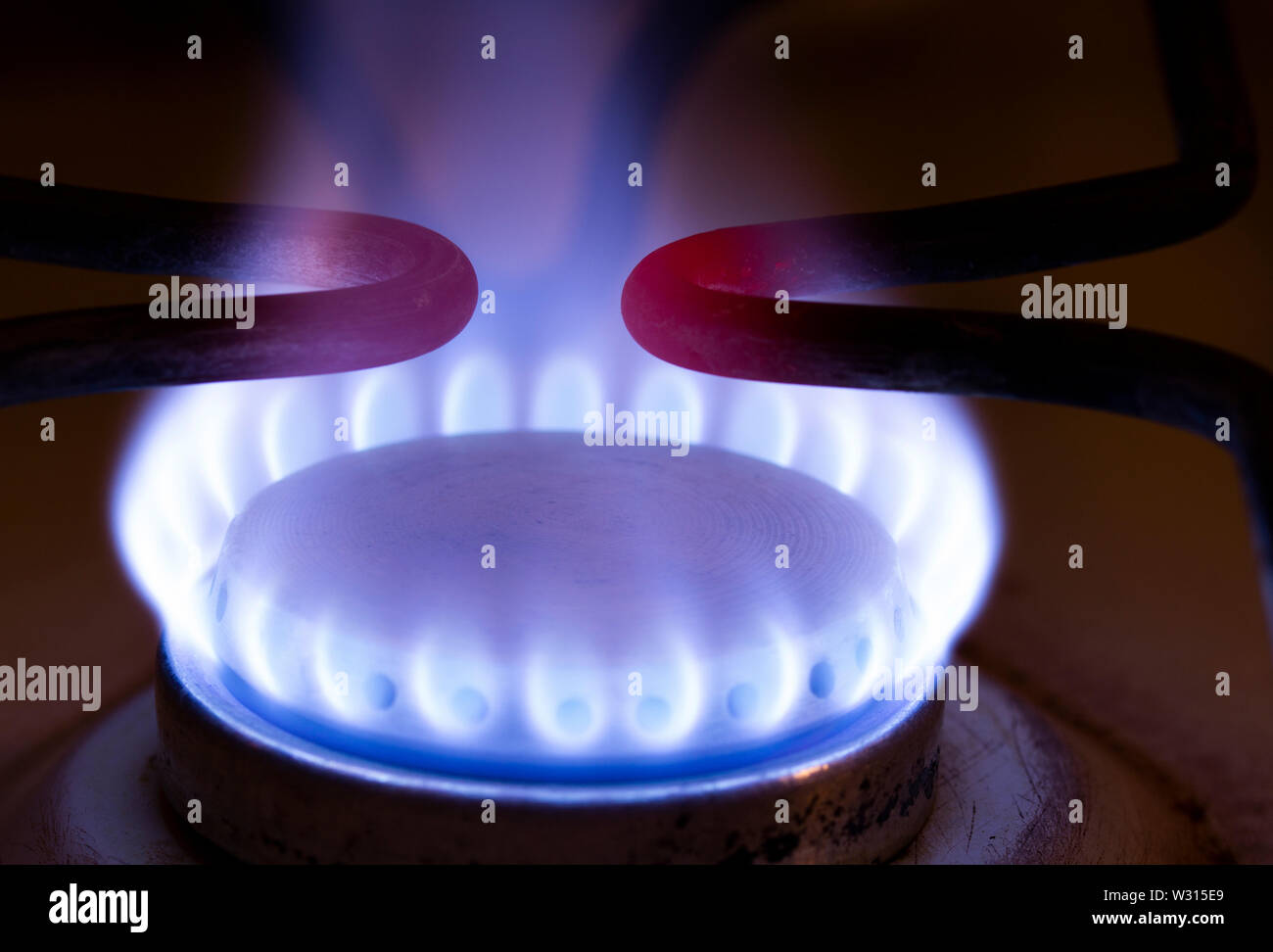 La combustion de gaz bleu sur la cuisinière. Les flammes de la combustion de gaz bleu à partir d'une cuisine équipée cuisinière à gaz . Sapce copie . Gros plan, selective focus. Banque D'Images