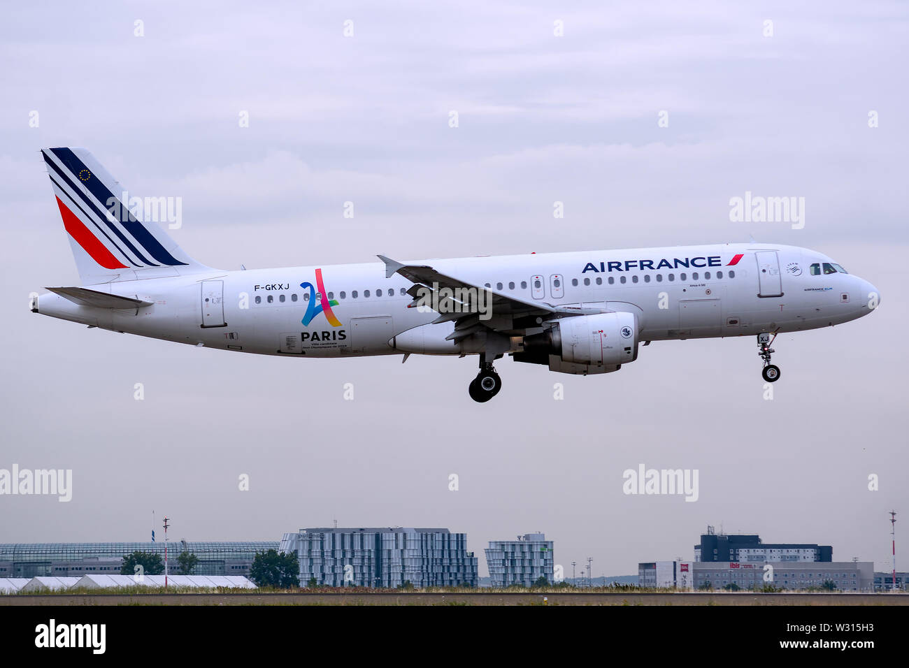 F-GKXJ, 11 juillet 2019, l'Airbus A320-214-1900 atterrissage à l'aéroport Paris Roissy Charles de Gaulle à la fin de vol Air France AF1383 à partir de Prague. Pari Banque D'Images