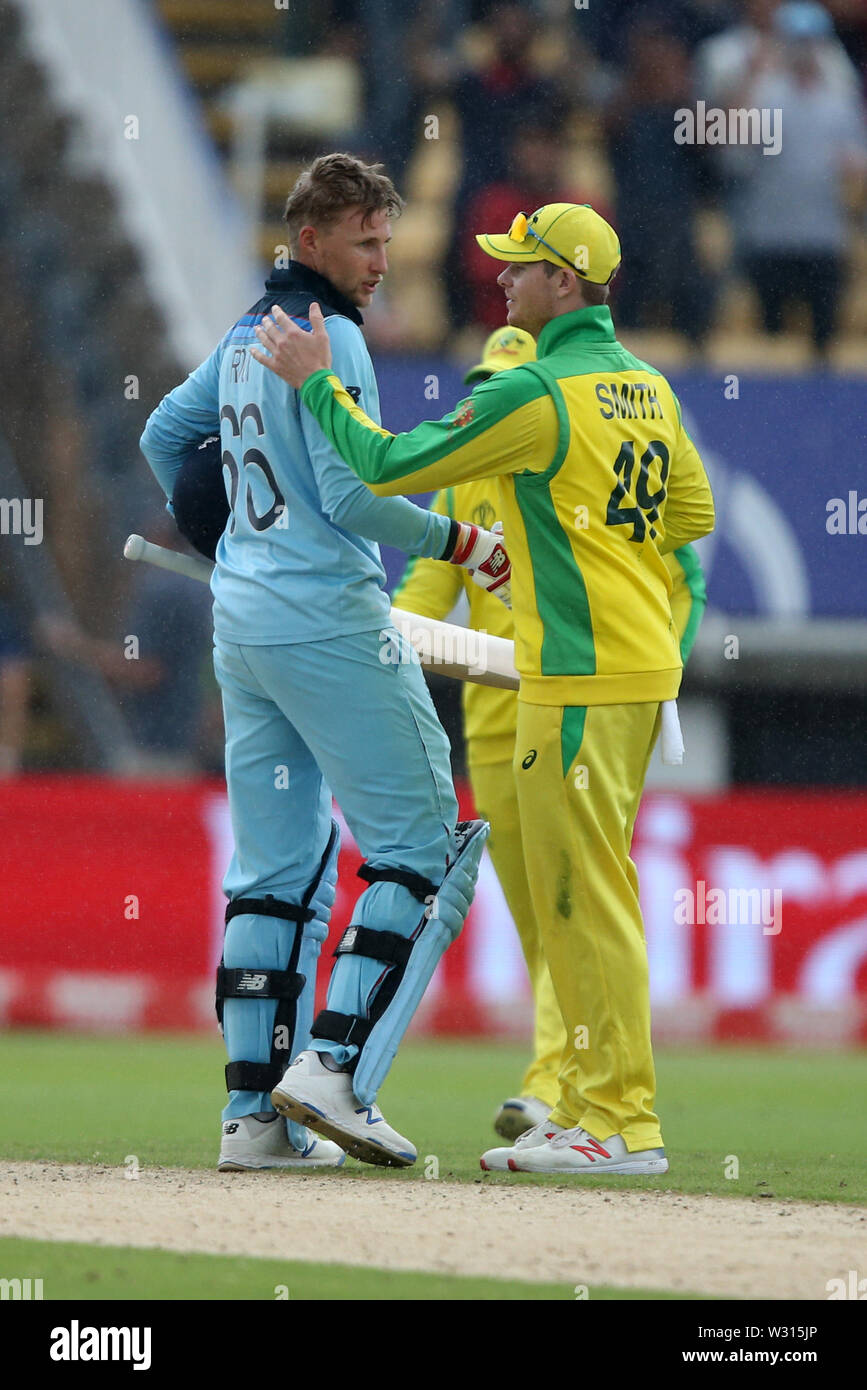 Birmingham, UK. 11 juillet 2019 ; Edgbaston, Midlands, Angleterre ; ICC Cricket World Cup demi-finale l'Angleterre contre l'Australie ; Steve Smith, serre la main avec Joe racine que l'Angleterre gagne le match par une marge de crédit 8 wickets : Action Plus Sport Images/Alamy Live News Banque D'Images